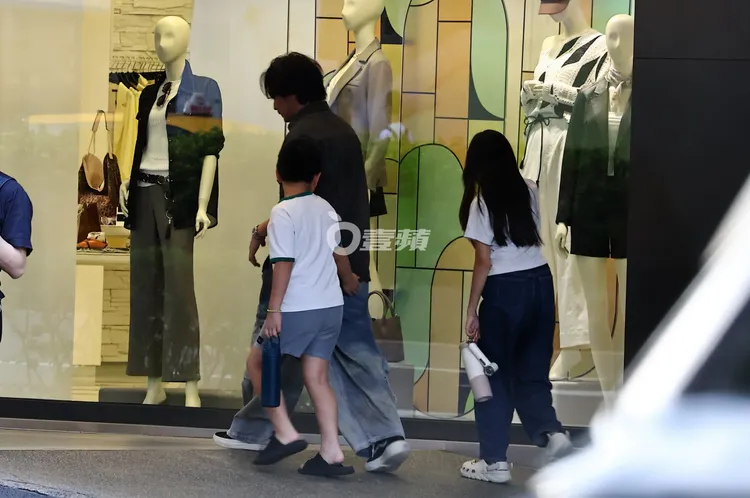 楊銘威（左）帶小孩快馬加鞭過馬路。特勤中心攝