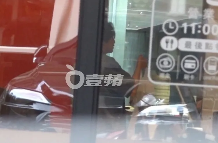 楊銘威一進餐廳，就從內場拿了啤酒要和助理乾杯。特勤中心攝