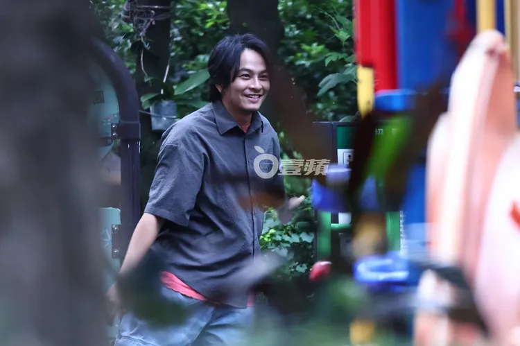 楊銘威帶兒女到公園玩耍，開心笑著。特勤中心攝