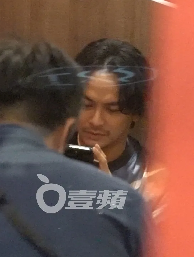 8月27日楊銘威結束一天的行程後，坐在座位上滑手機休息。特勤中心攝