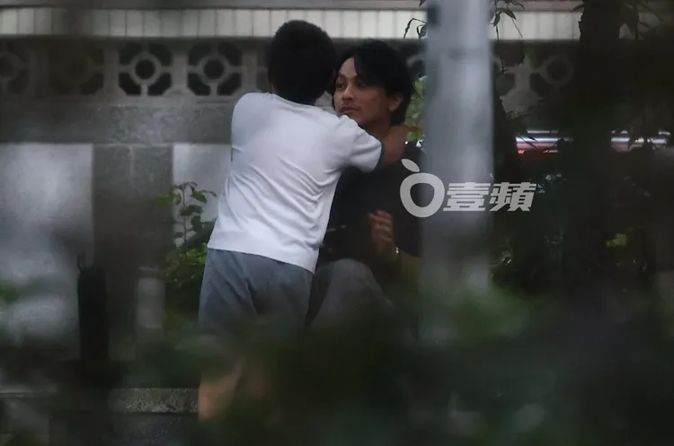 兒子跑來和楊銘威撒嬌討抱。特勤中心攝