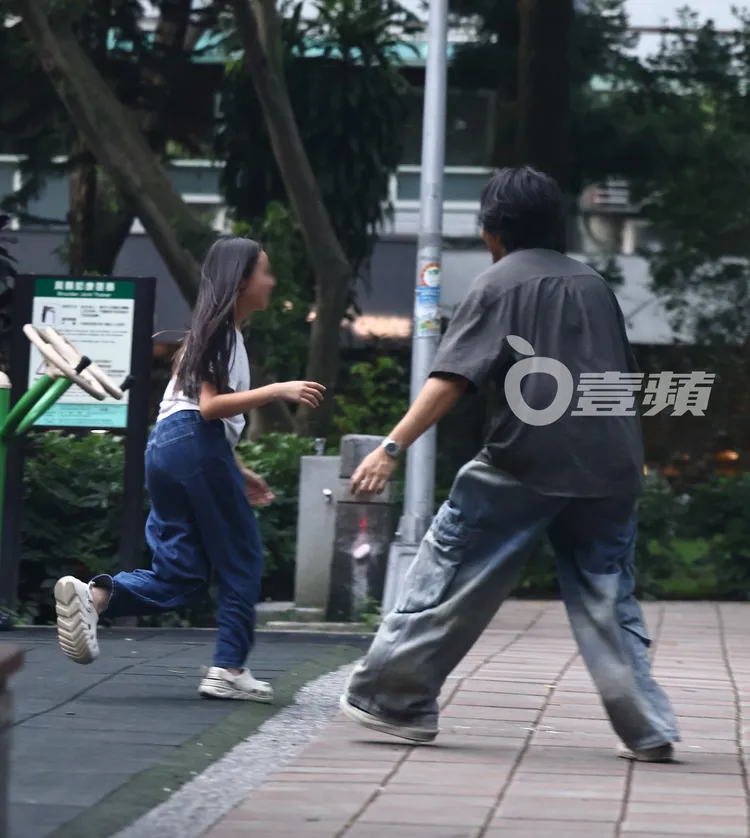 楊銘威隨後也和女兒玩鬼抓人，氣氛融洽。特勤中心攝