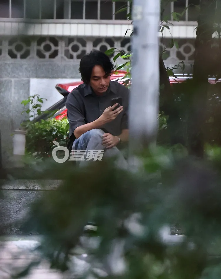 玩了一陣子後，楊銘威坐在長椅上休息滑手機。特勤中心攝