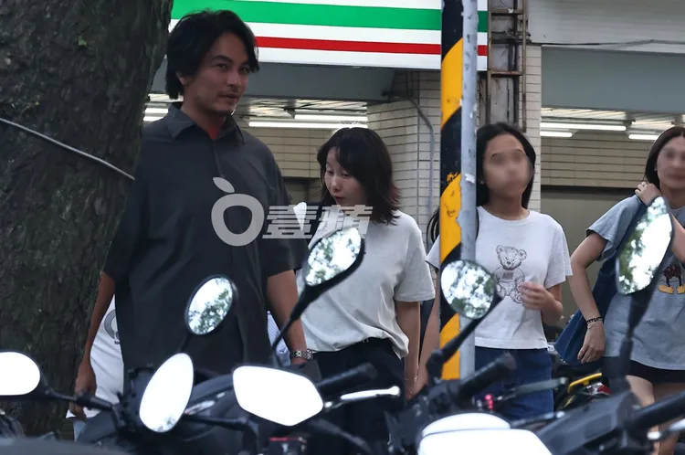 半小時後，楊銘威和助理便帶著小孩往華視方向移動。特勤中心攝