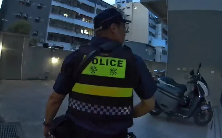 20歲越籍移工梁男失聯近半年，見警方臨檢心急奔逃被發現，最後仍束手就擒。翻攝畫面