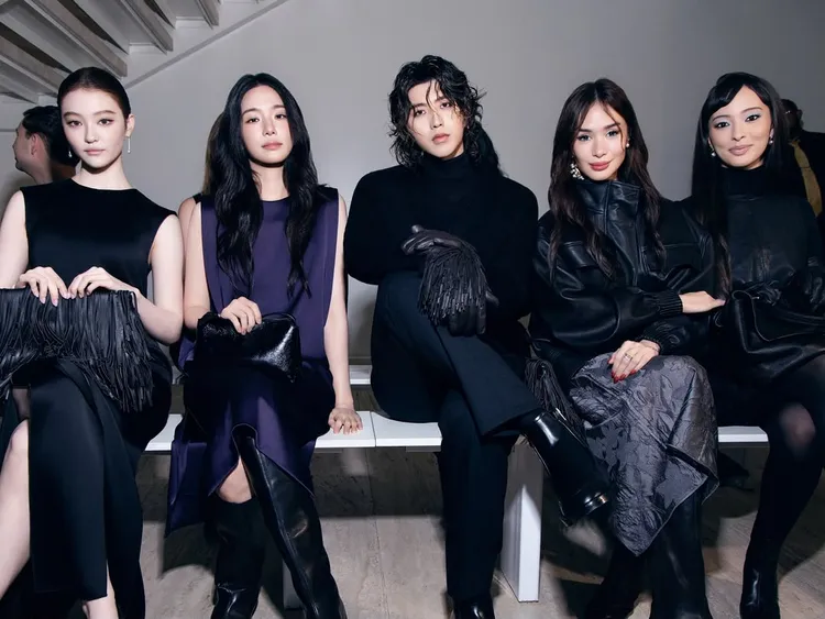 MEOVV ELLA（左起）、朴圭瑛、蔡徐坤、菲律賓演員Heart Evangelista、加拿大歌手Faouzia Ouihya現身COS秀場。品牌提供