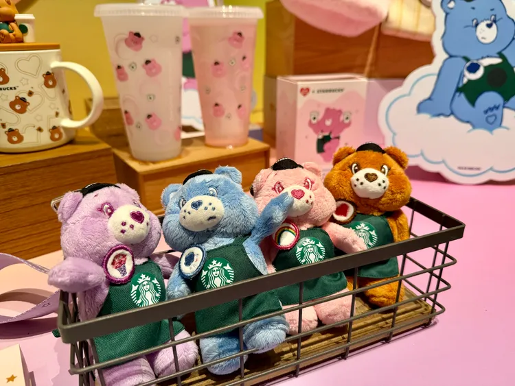 星巴克Care Bears包包吊飾以4大角色為設計。莊偉祺攝