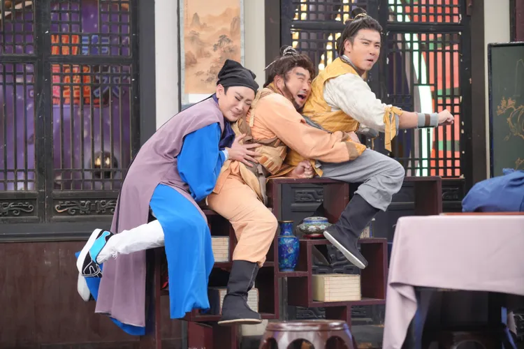 陳亞蘭（左起）、胡瓜、歐漢聲爬櫃子「三貼」，還原電影經典名場面。華視提供