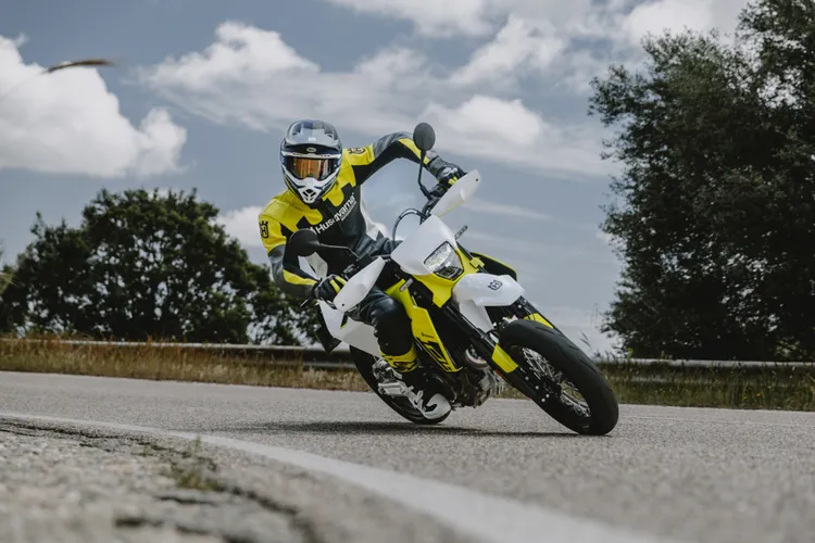 Husqvarna 701 SUPERMOTO延續大排量單缸滑胎設定，動力較前代提升5匹馬力，並升級TFT全彩儀表及Tech Pack電控套件，建議售價69.8萬元。業者提供
