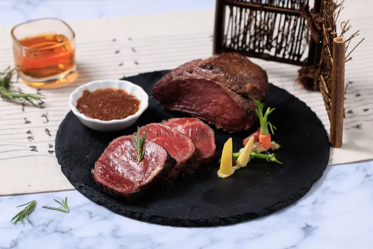  JR東日本大飯店台北鉑麗安自助餐「和洋饗宴・日本旬味新演繹」推薦料理「香煎F1國產牛腿排」以香煎鎖住肉汁，凸顯牛肉焦香與鮮甜。JR東日本大飯店台北提供