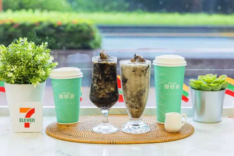 即日起至9月15日推出關西嫩仙草冰系列任選第2杯半價優惠。7-ELEVEN提供