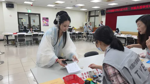 出征佀廣洋！JKF辣模改名16字　穿古裝登記參選：我剛穿越過來