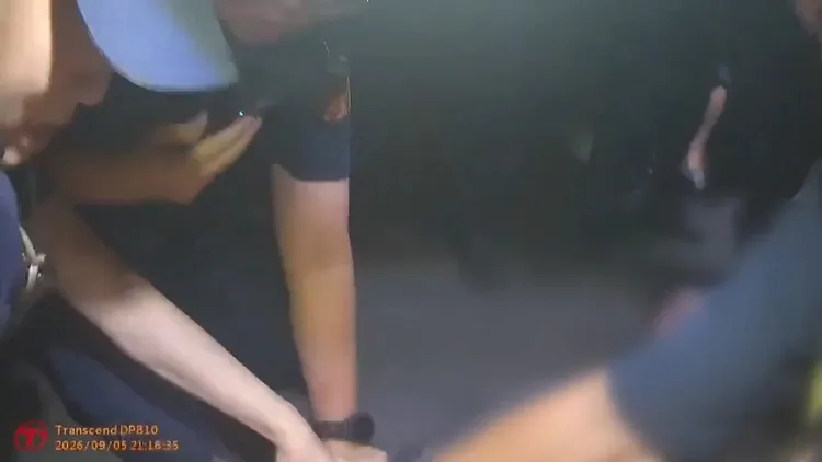警方將鬧事男子壓制在地，帶回派出所管束。民眾提供