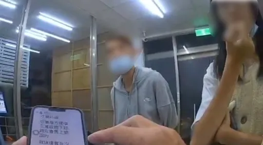 1對鸚鵡只要100元！買到一半竟要3萬元解鎖　鼓山警超商巡簽及時攔阻