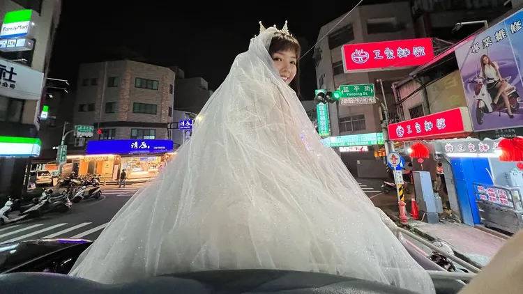 4年前選前之夜，鄭家純拍下的顏翎熹。翻攝自鄭家純臉書
