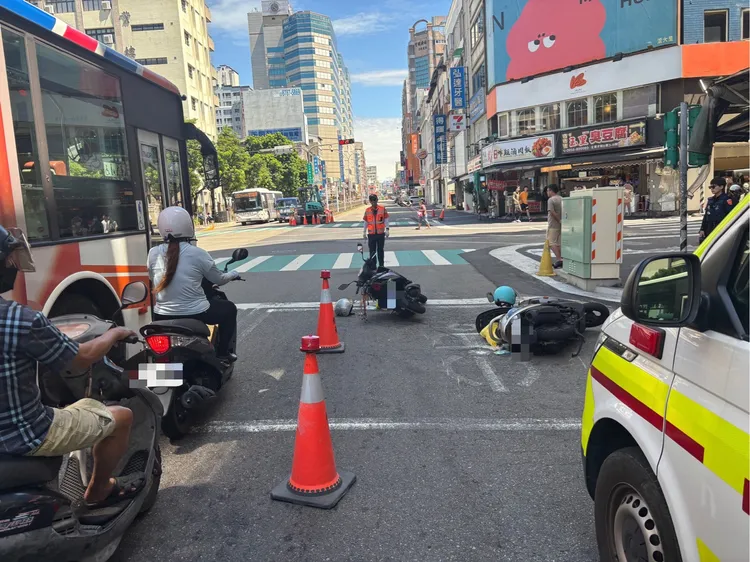 事故發生在一中商圈三民路與育才街口。民眾提供