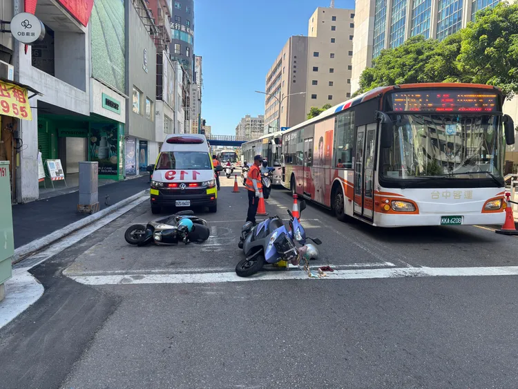 2輛機車在一中商圈路口追撞，造成2名騎士受傷送醫。民眾提供