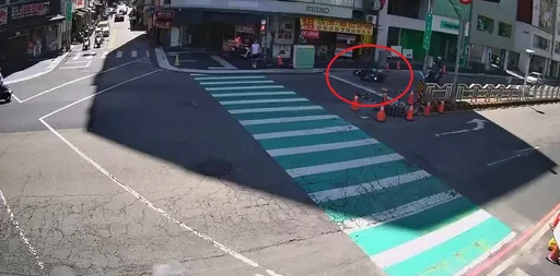 台中一中商圈路口機車「追尾」　2騎士倒地受傷