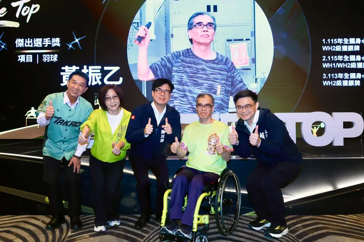 輪椅羽球好手黃振乙獲頒傑出選手獎，勇奪全國身障運肢障男子羽球單打銀牌。翻攝畫面