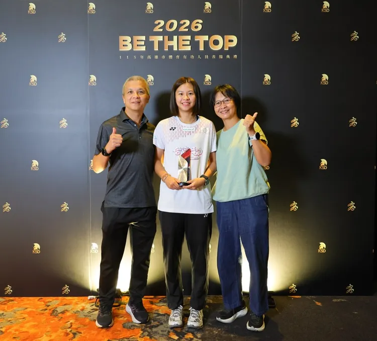 年度最佳女選手邱品蒨開心與父母合影。翻攝畫面