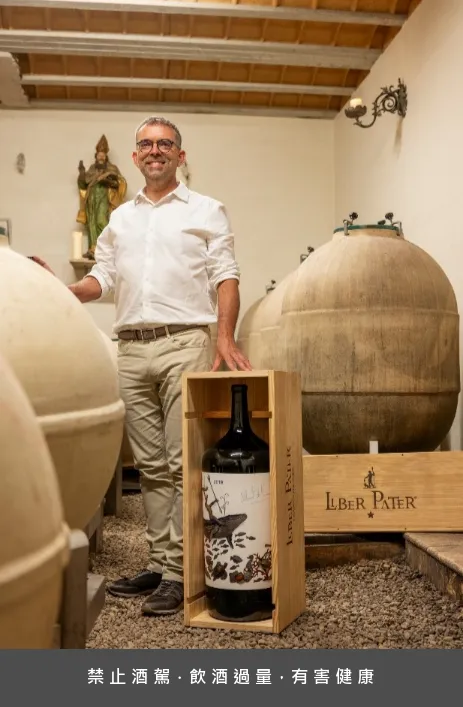 領銜拍品Liber Pater 2019年27公升裝為全球唯一一瓶，由摩納哥親王阿爾貝二世親筆簽署，以九種波爾多原生葡萄品種釀製，估價港幣600萬至900萬元（約新台幣2340萬至3510萬元）。邦瀚斯提供
