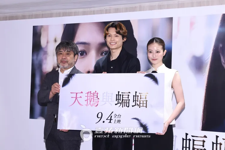 導演岸善幸（左起）、松村北斗、今田美櫻來台宣傳《天鵝與蝙蝠》。攝影中心攝