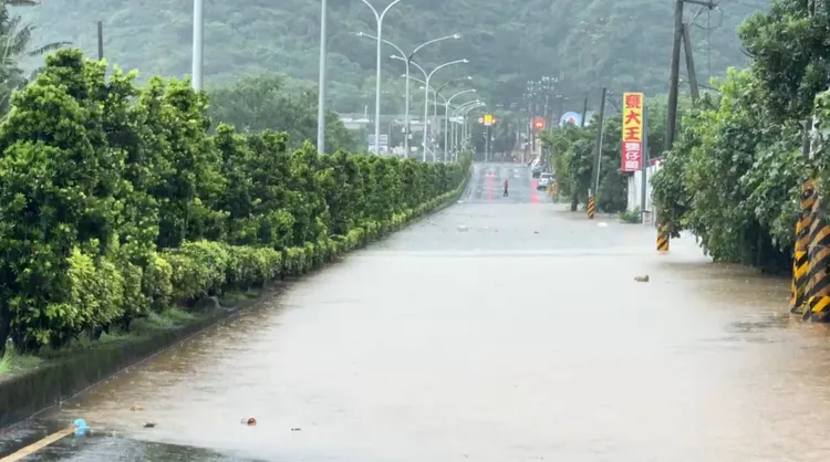 台2線44K處因淹水暫停通行。翻攝照片
