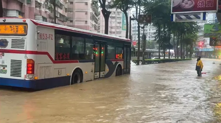 基隆大武崙麥當勞附近出現嚴重淹水。翻攝照片