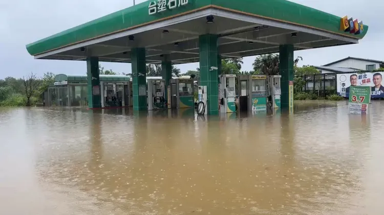 豪雨狂炸北台灣！台2線44K淹水封閉　多校預防性撤離