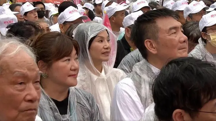 唐美雲被目擊默默坐在台下力挺蘇巧慧。翻攝自Threads