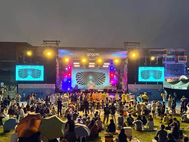 告五人與范逸臣接力登台演唱，帶動現場車主一起合唱，讓「百GO夜行」從車主夜騎一路延伸到晚間音樂活動。林浩昇攝
