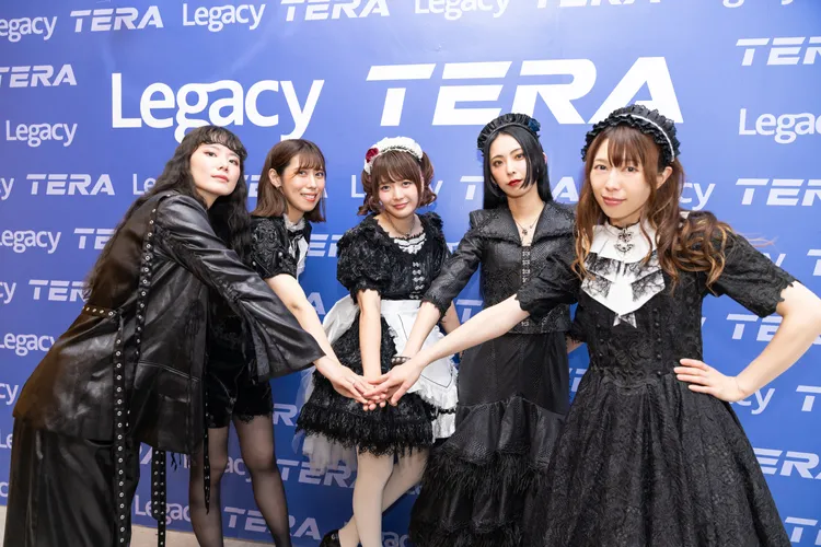 貝斯手MISA（左起）、鼓手AKANE、主唱兼吉他手小鳩MIKU、主唱SAIKI、吉他手KANAMI示範上台圍圓陣的打招呼方式。Welcome Music提供