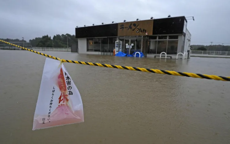 颱風「杜鵑」逼近日本，千葉縣大網白里市遭豪雨侵襲，一間拉麵店周邊道路淹水。路透
