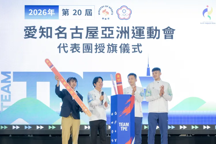 台灣派出482名選手參加名古屋亞運，也是李洋上任運動部長後的第一場大型國際綜合運動賽事。圖為總統賴清德為中華代表團授旗，總統府提供