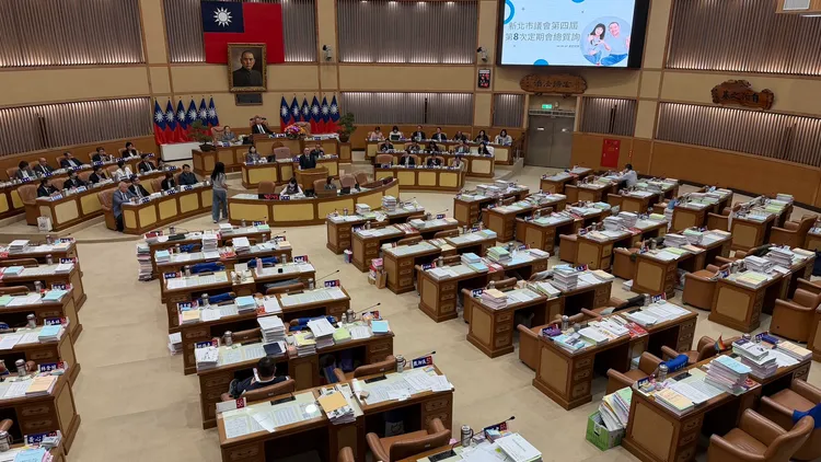 侯友宜認同蔡淑君作法，盛讚其意志全國少見，很感謝議員對學童教育的重視。曾佳俊攝