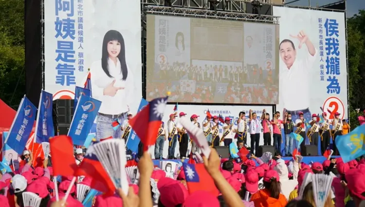 蔡淑君以往競選總部成立動輒上千人到場，搭建舞台、歌手樂團與餐盒點心等軟硬體費用上看百萬元，此次選舉全省下捐公益，也是新北市地方選舉以來罕見。服務處提供