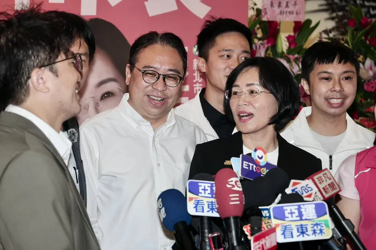 民進黨桃園市長參選人黃世杰(左起)、新北市長參選人蘇巧慧。彭欣偉攝