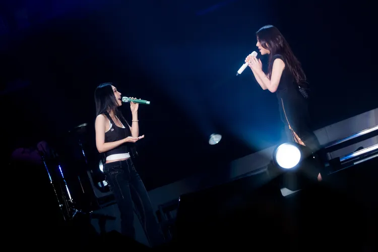 鄭恩地（左）、艾怡良合唱《寂寞無害》。HER VOICE — 無所畏懼的女聲提供