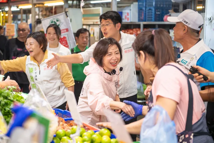 何欣純說，建國市場就像日本東京的築地市場，是台中城市生活「有形的寶藏」。何欣純辦公室提供