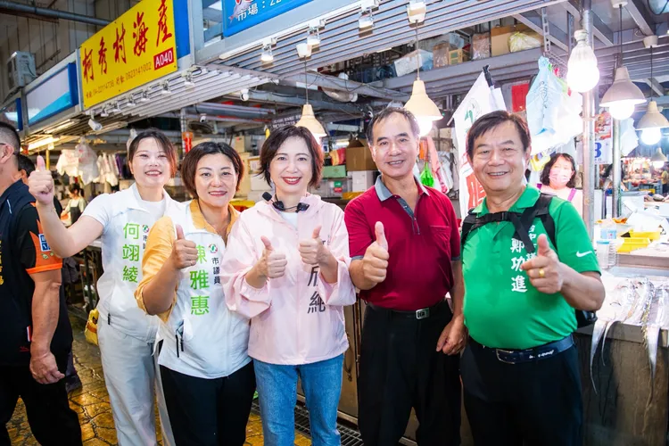 何欣純與民進黨市議員及參選人走訪建國市場。何欣純辦公室提供