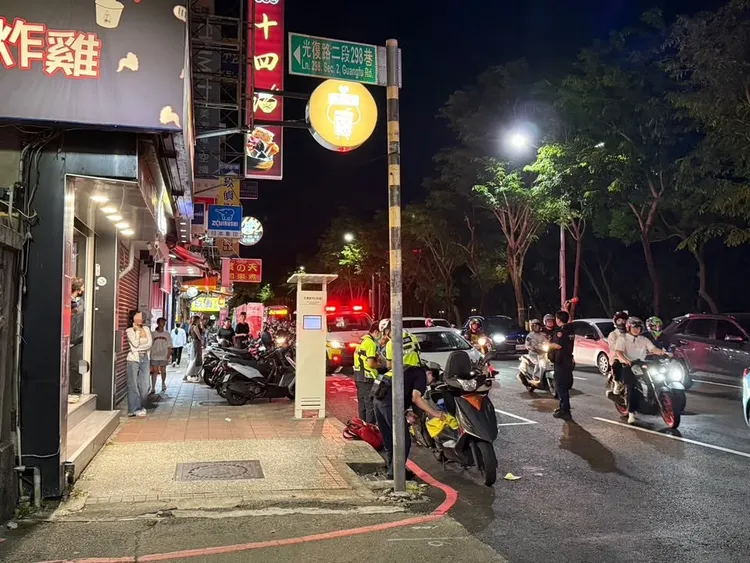 女駕駛站在騎樓等待警方現場勘查與蒐證。翻攝《新竹爆料公社》社團
