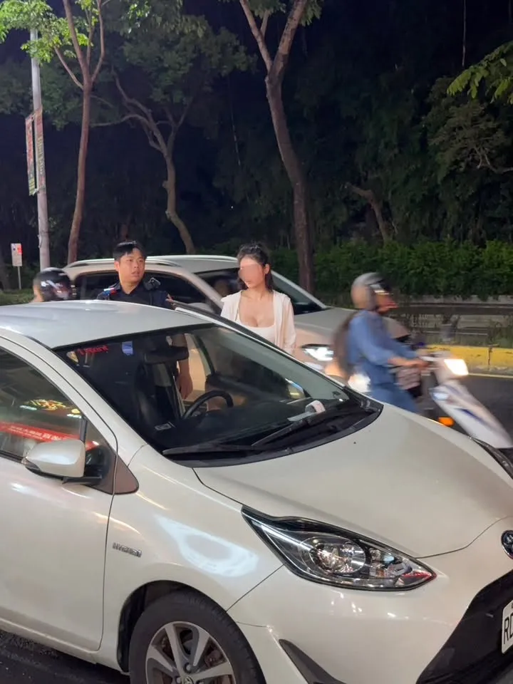 直到警方到場女駕駛才下車。翻攝《新竹爆料公社》社團