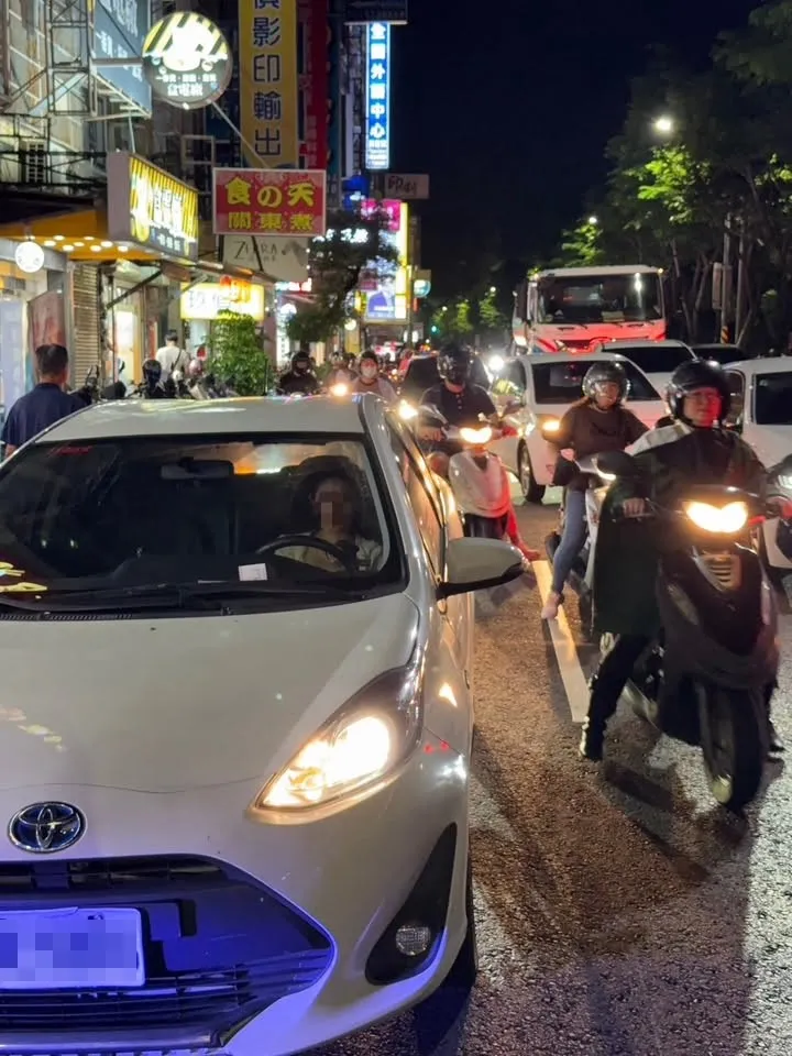 原PO指女駕駛遲遲不下車。翻攝《新竹爆料公社》社團