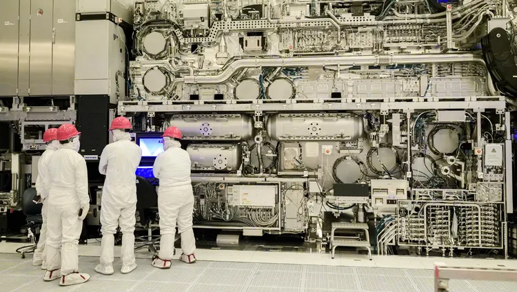 英特爾晶圓代工與 ASML 持續推進 High-NA EUV 量產應用，累計已應用於超過 100 萬片晶圓。英特爾提供