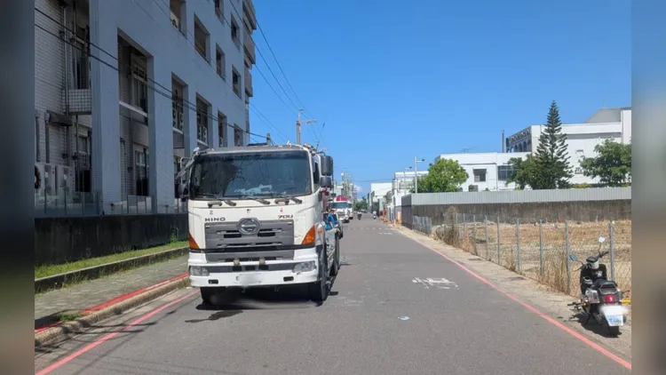 巷弄路幅不算小，但水泥預拌車突然倒車，女大生閃避不及。民眾提供