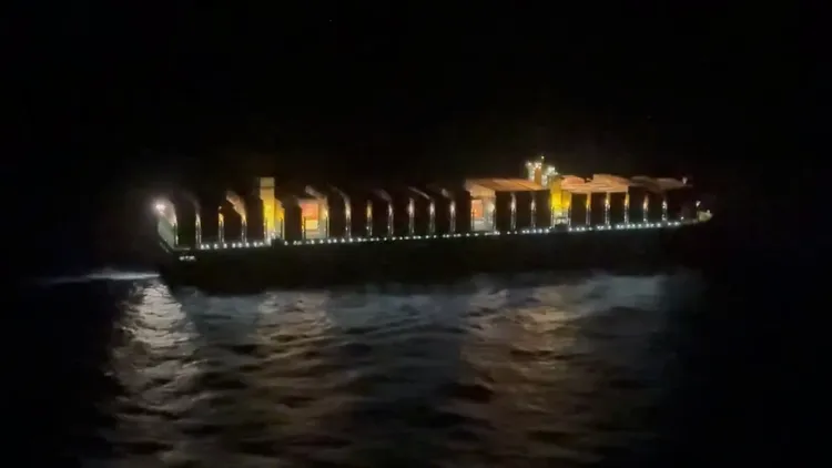 韓國籍貨櫃輪「HMM ROTTERDAM」貨輪航行於鵝鑾鼻東南方46浬處。翻攝畫面