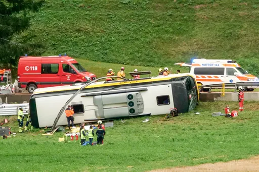 阿爾卑斯山重大事故！荷蘭團遊覽車翻覆　48乘客多人死傷