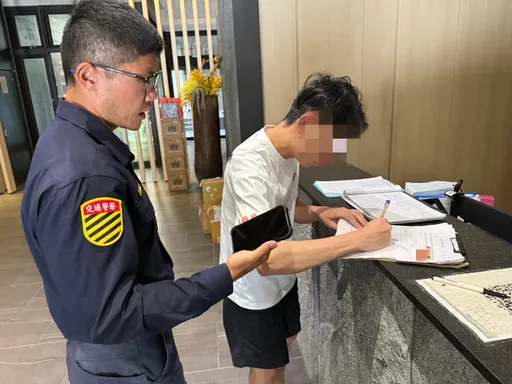 手機「滴滴滴」響不停！乘客遺落運將送警所　壢警專家宅配送到府