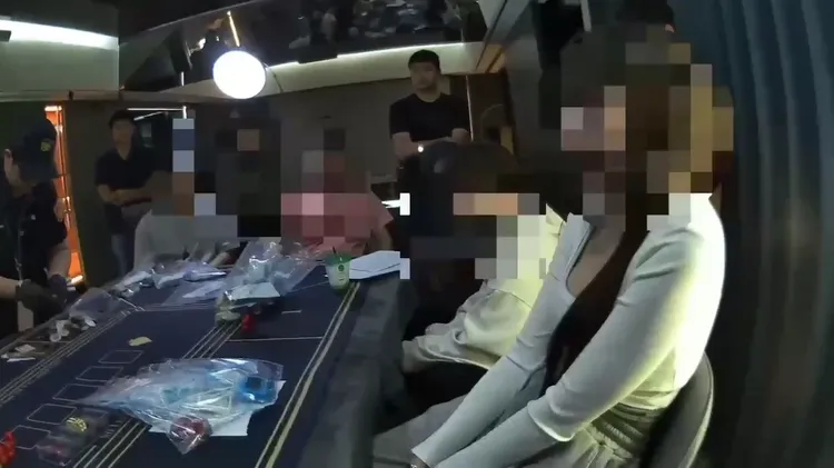 賭場高薪聘請亮眼辣妹女荷官吸引賭客上門。警方提供