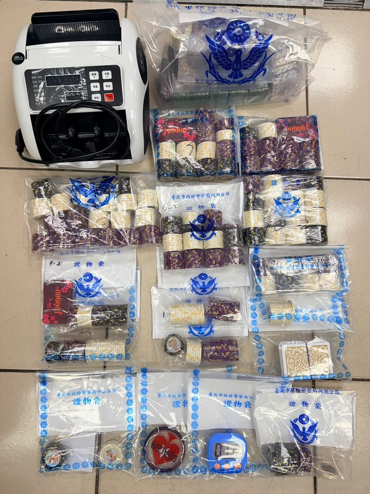 警方查獲賭資、賭具等證物。翻攝畫面